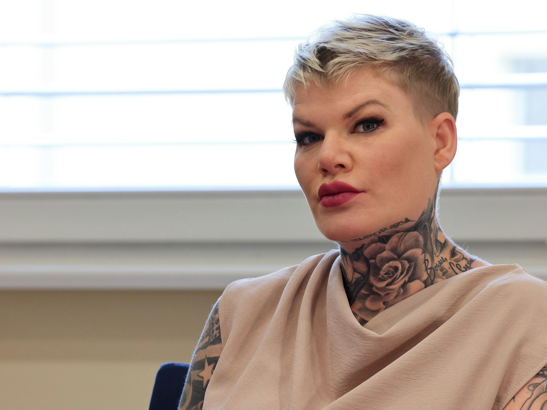 Die Schlagersängerin Melanie Müller sitzt vor Beginn der Gerichtsverhandlung im August 2024 im Amtsgericht Leipzig.