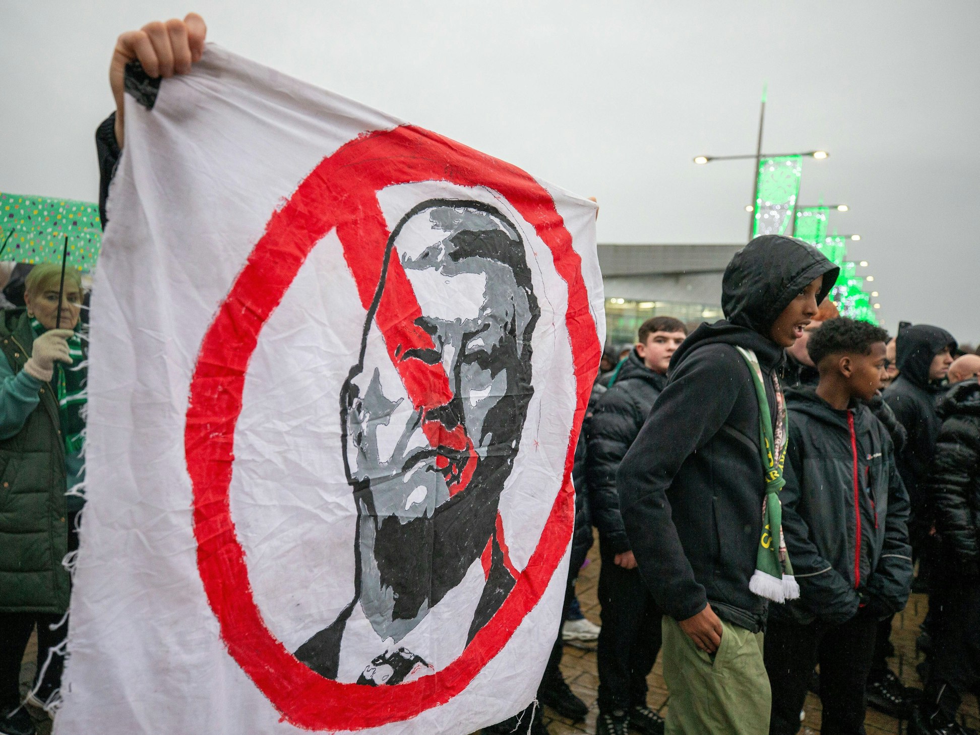 Plakat von Celtic-Fans: Das Gesicht von Klub-Boss Peter Lawwell ist durchgestrichen.