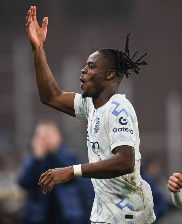 Yann Bisseck jubelt über ein Tor.