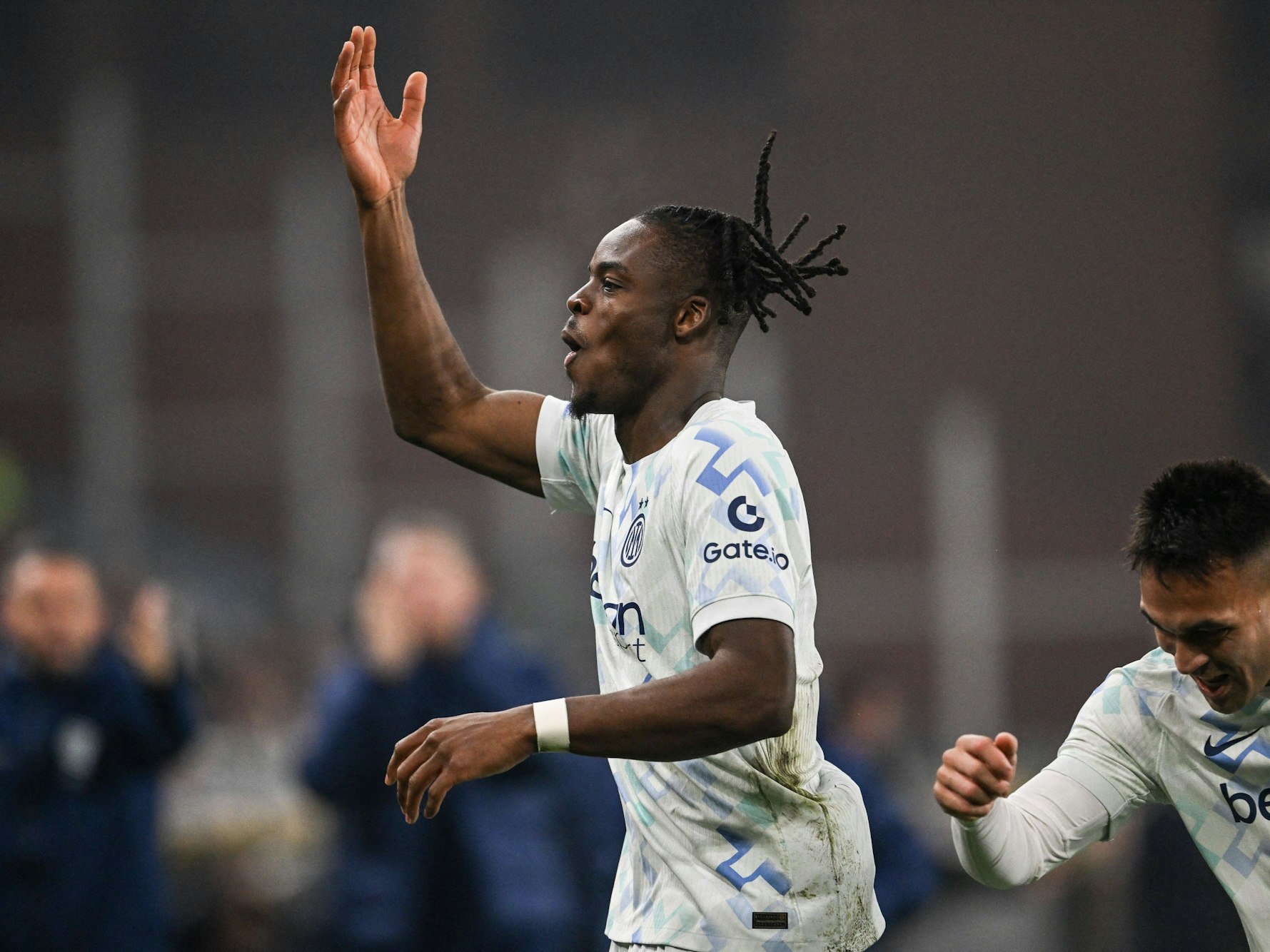 Yann Bisseck jubelt über ein Tor.