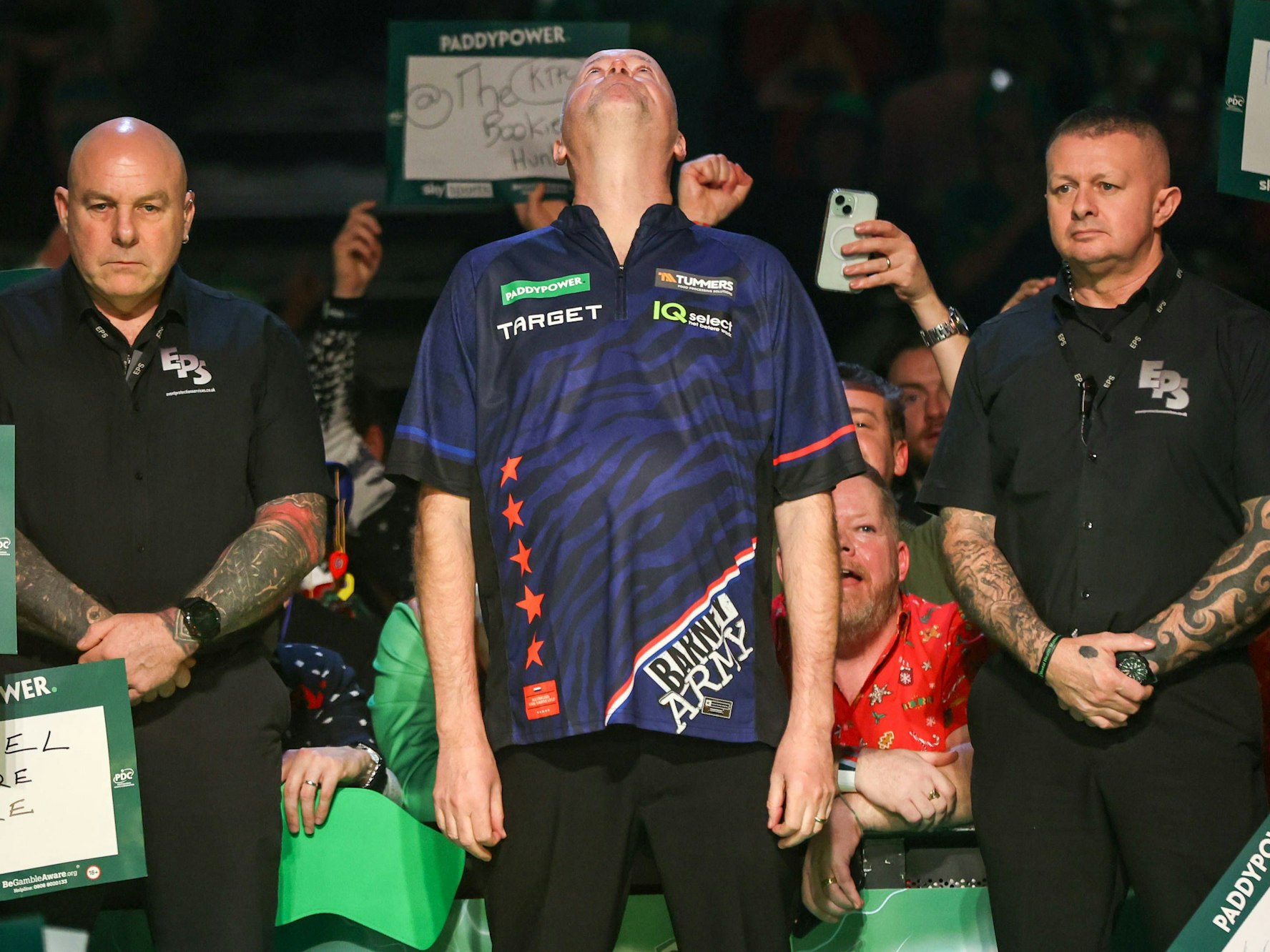 Raymond van Barneveld zwischen zwei Security-Mitarbeitern vor seinem Walk-On.