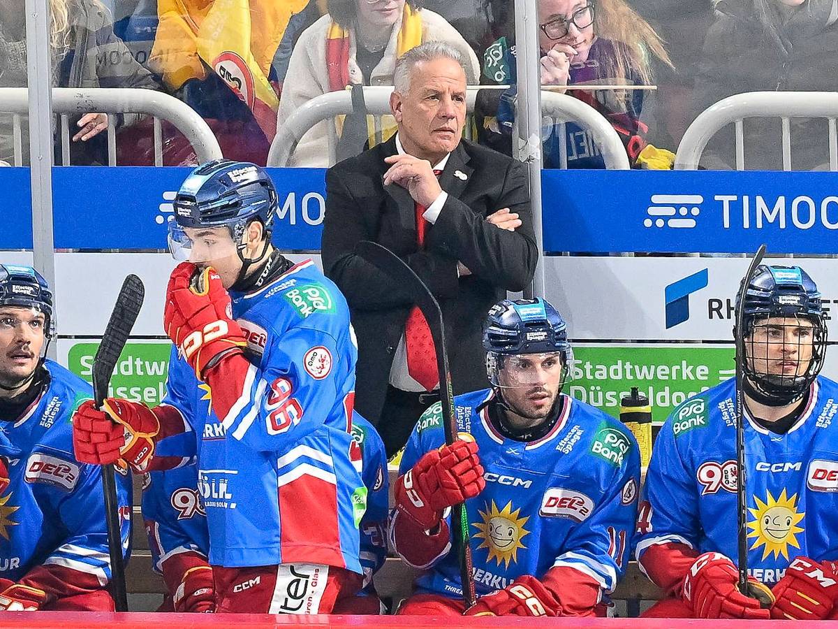 Trainer Rich Chernomaz von der Düsseldorfer EG steht hinter seinen Spielern.