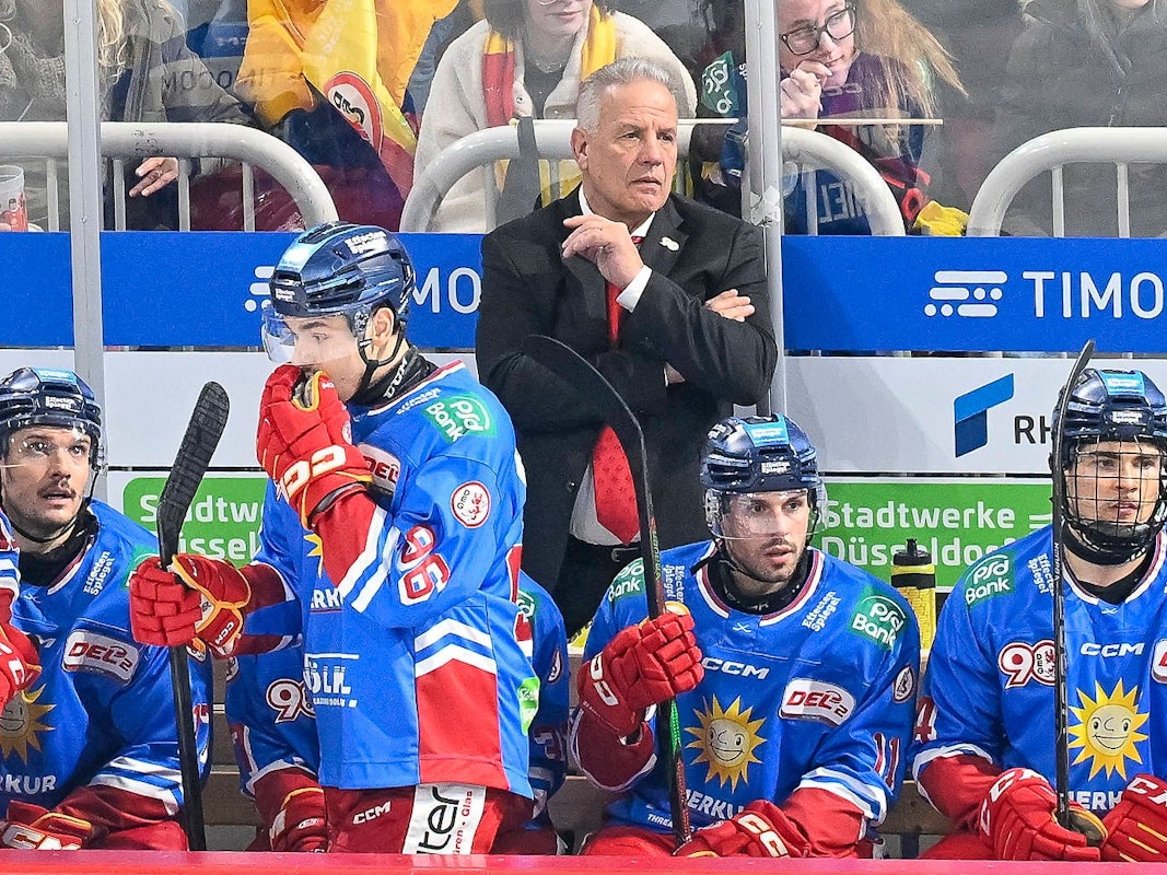 Trainer Rich Chernomaz von der Düsseldorfer EG steht hinter seinen Spielern.