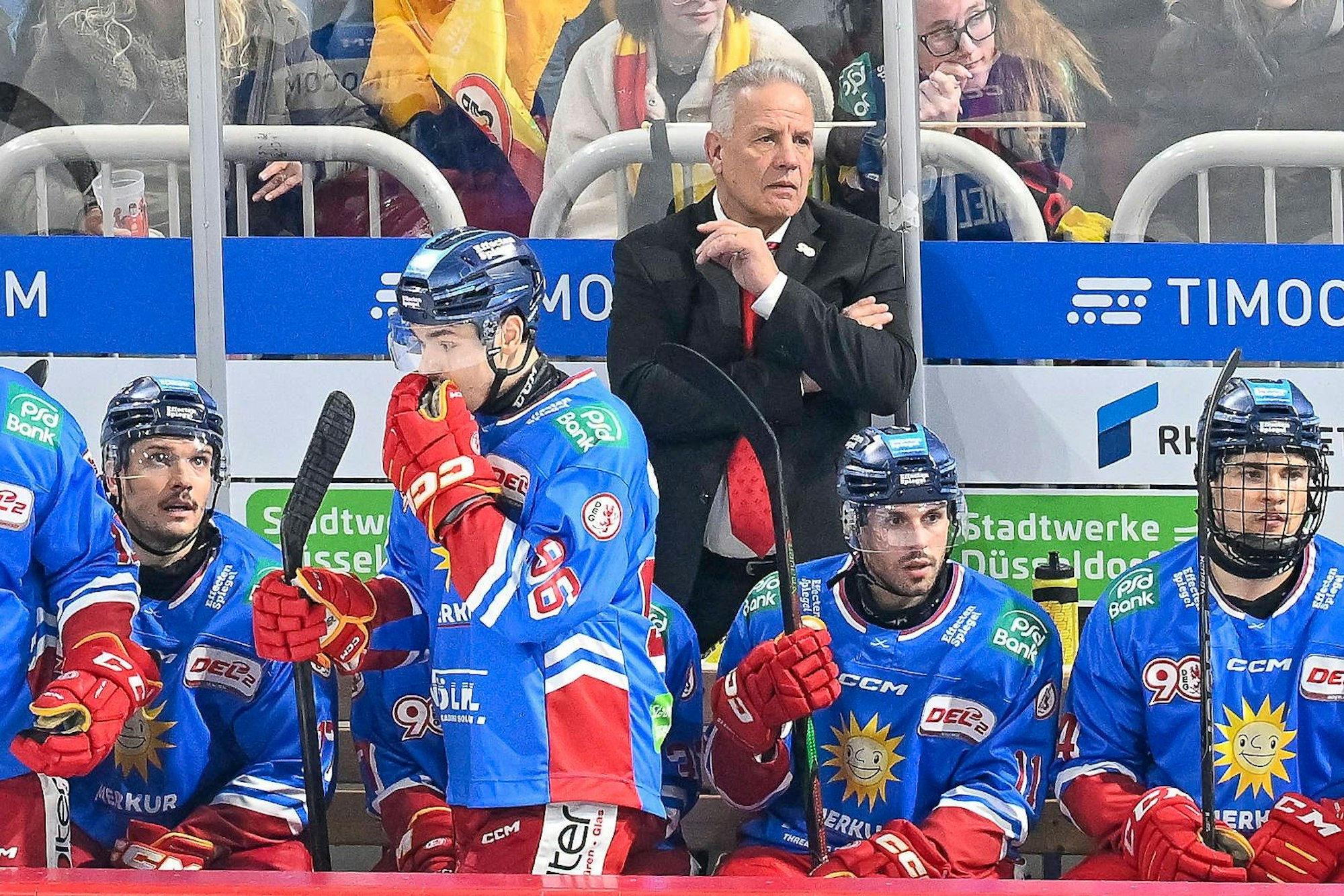 Ein Blick auf die Bank der Düsseldorfer EG bei einem Spiel in der DEL2.