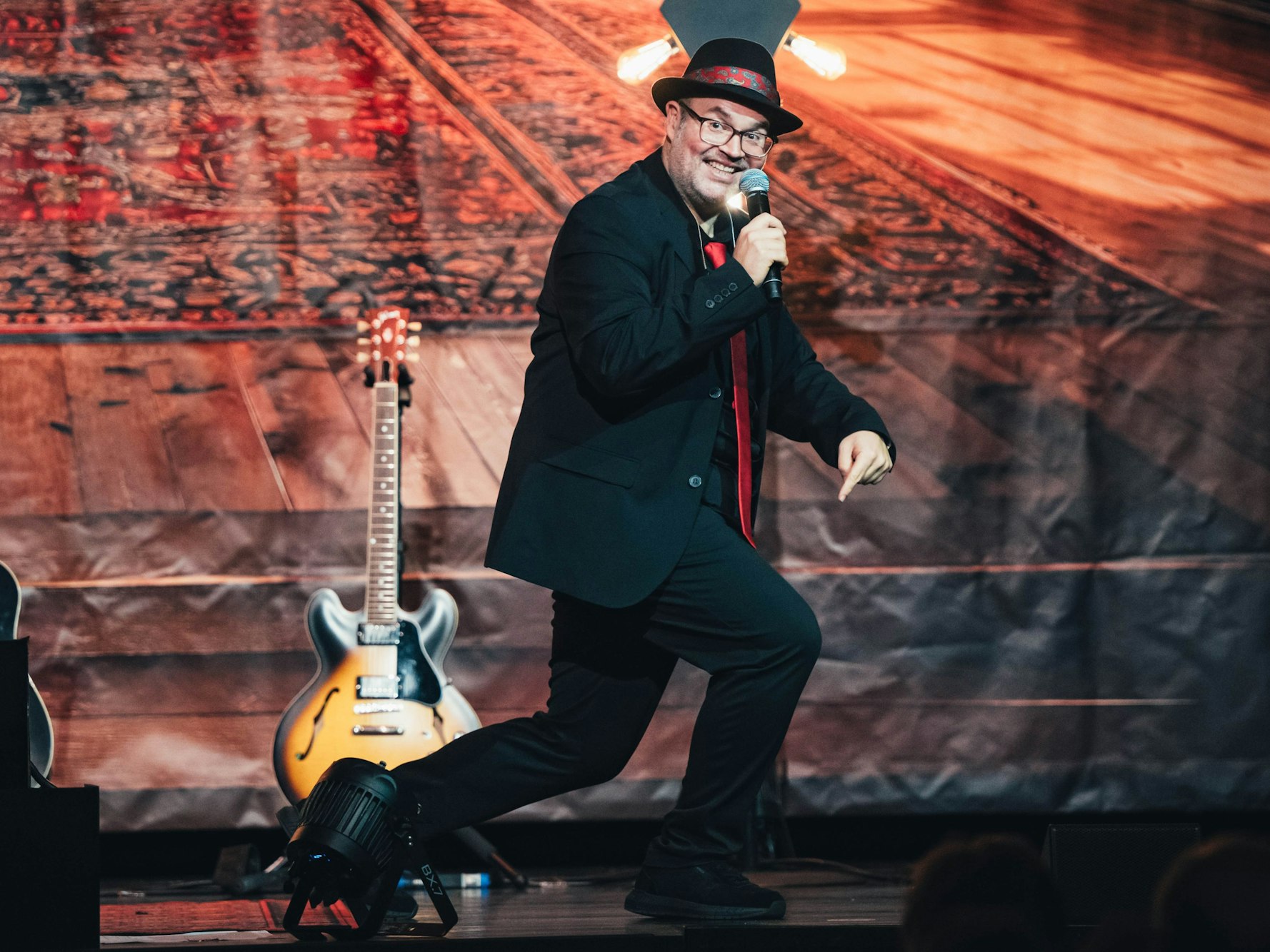 Björn Heuser bei seinem Auftritt auf der Bühne.
