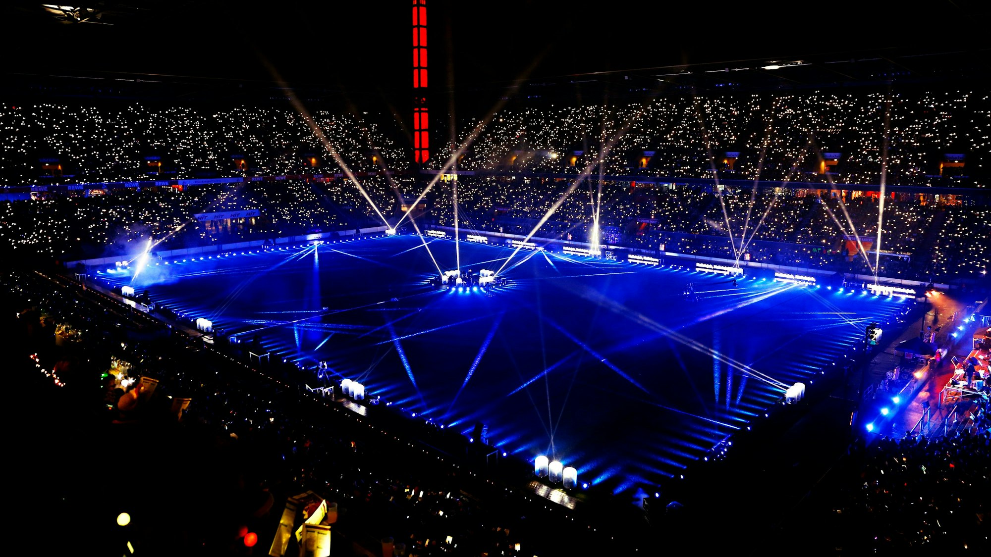 Blick ins Kölner Stadion beim Weihnachtslieder-Singen.