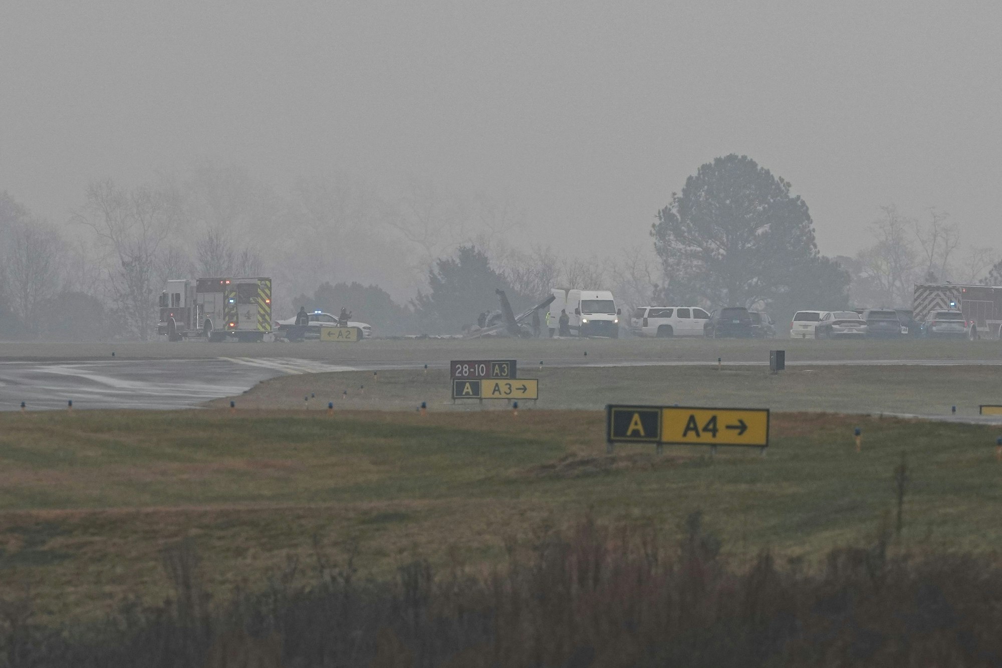 Ersthelfer arbeiten am Unglücksort eines Flugzeugabsturzes auf einem Regionalflughafen in Statesville.