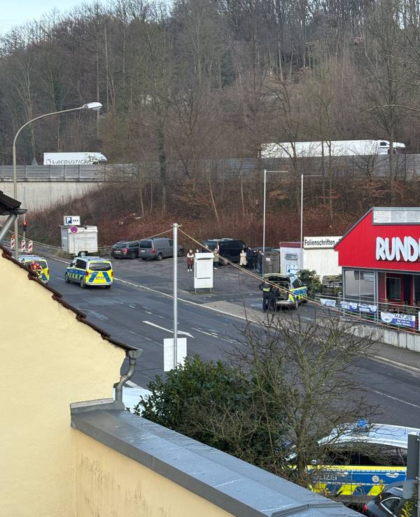 Polizeigroßeinsatz in Untereschbach – die Olper Straße wurde in dem Bereich komplett gesperrt.