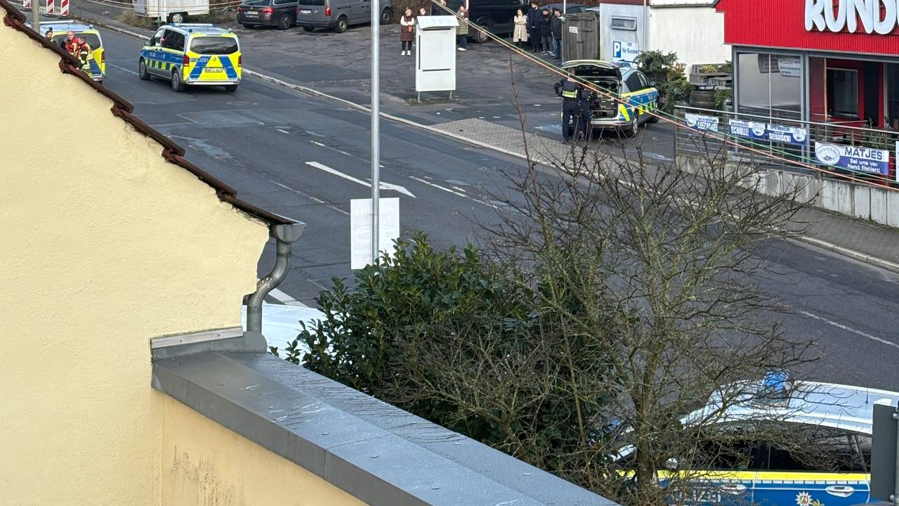 Polizeigroßeinsatz in Untereschbach – die Olper Straße wurde in dem Bereich komplett gesperrt.