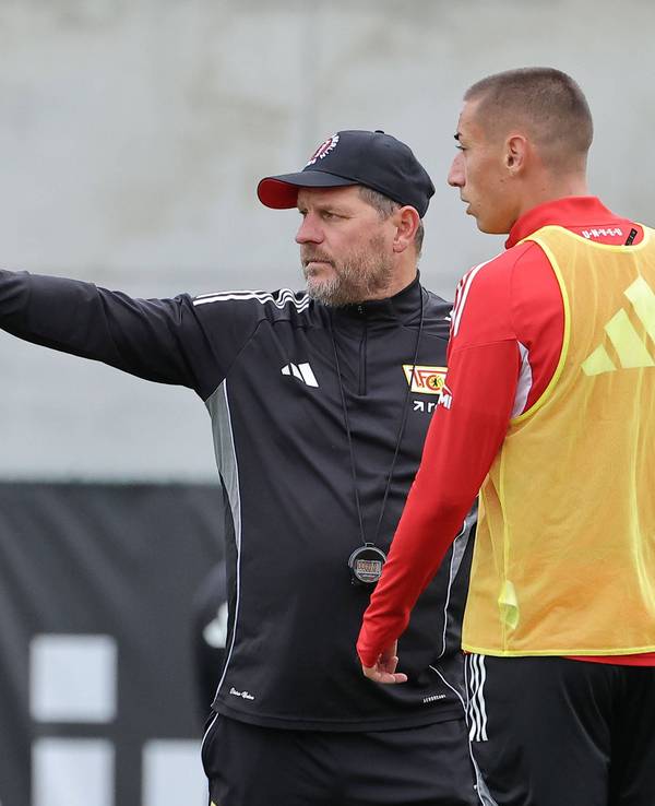 Steffen Baumgart gibt Marin Ljubicic im Training von Union Berlin Anweisungen.