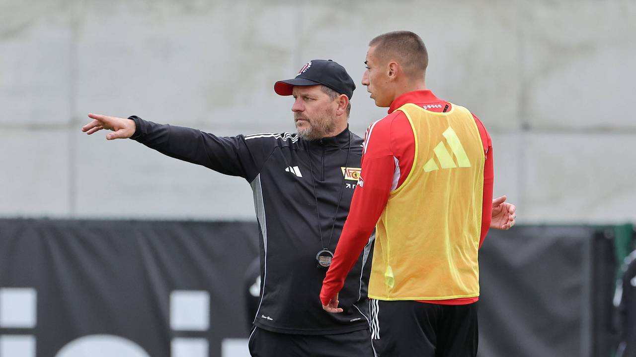 Steffen Baumgart gibt Marin Ljubicic im Training von Union Berlin Anweisungen.