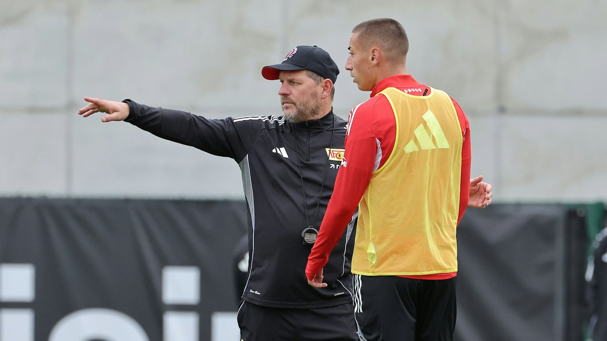 Steffen Baumgart gibt Marin Ljubicic im Training von Union Berlin Anweisungen.