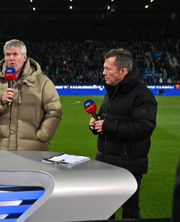 Sebastian Hellmann, Friedhelm Funkel und Lothar Matthäus stehen hinter einem Tisch von Sky und sprechen in Mikrofone.