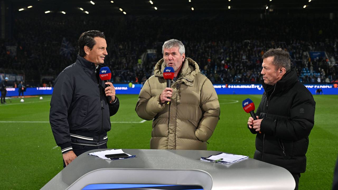 Sebastian Hellmann, Friedhelm Funkel und Lothar Matthäus stehen hinter einem Tisch von Sky und sprechen in Mikrofone.