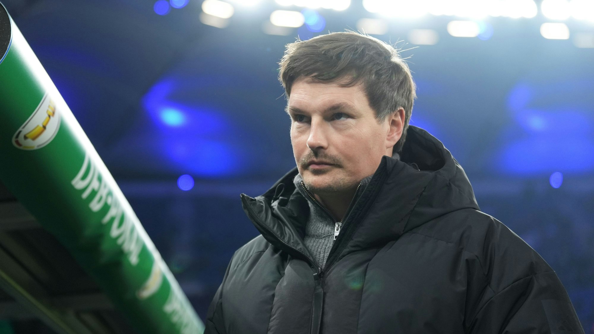 Merlin Polzin vor einem Spiel des Hamburger SV im Stadion.