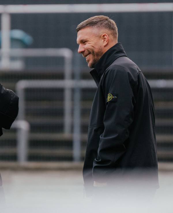 Lukas Podolski spricht mit Lukas Kwasniok.