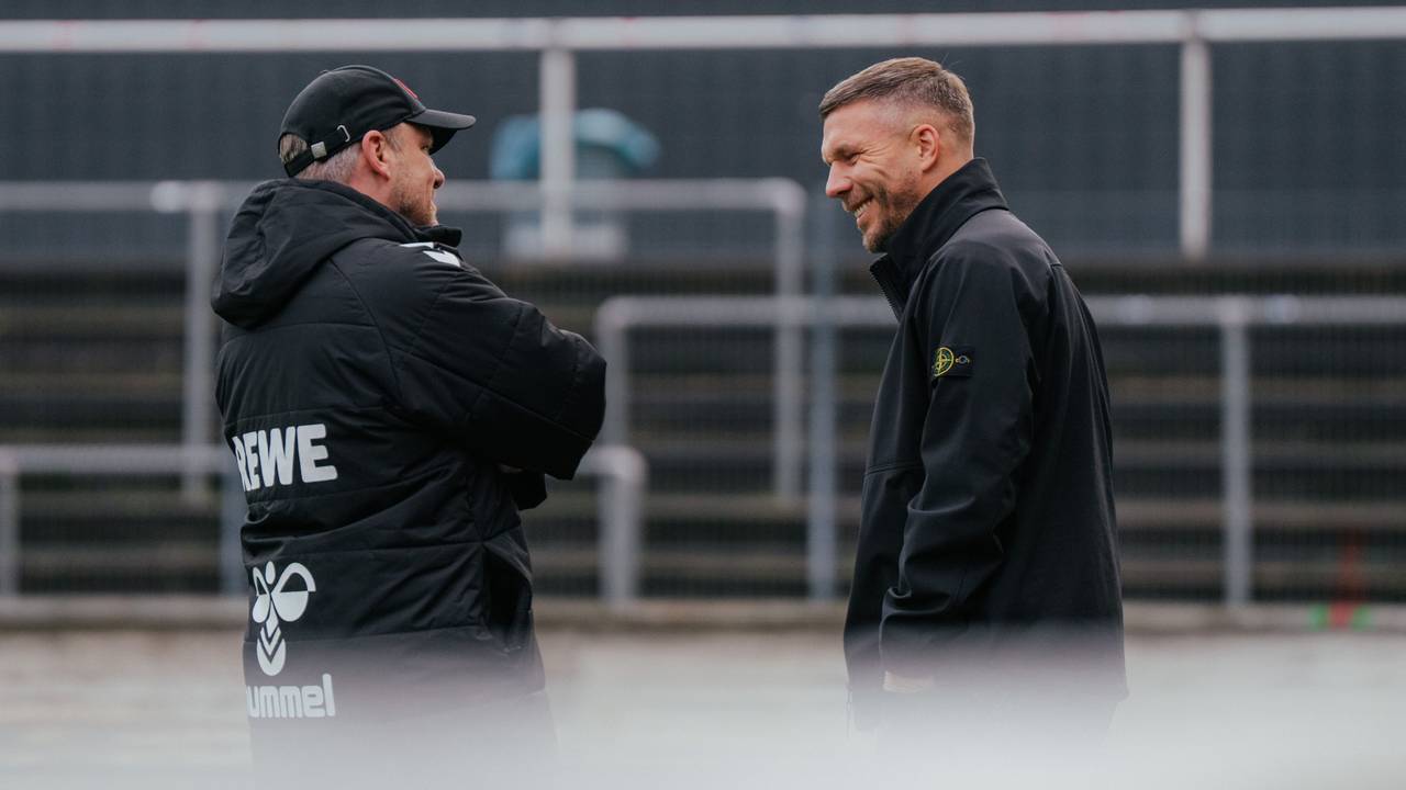 Lukas Podolski spricht mit Lukas Kwasniok.