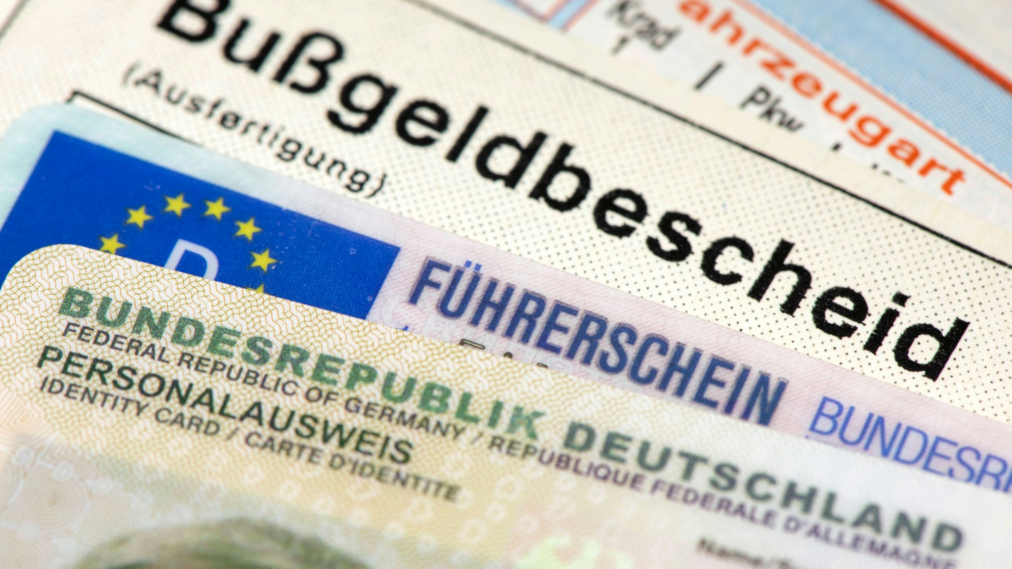 Deutsche amtliche Dokumente: Bußgeldbescheid, Führerschein und Personalausweis