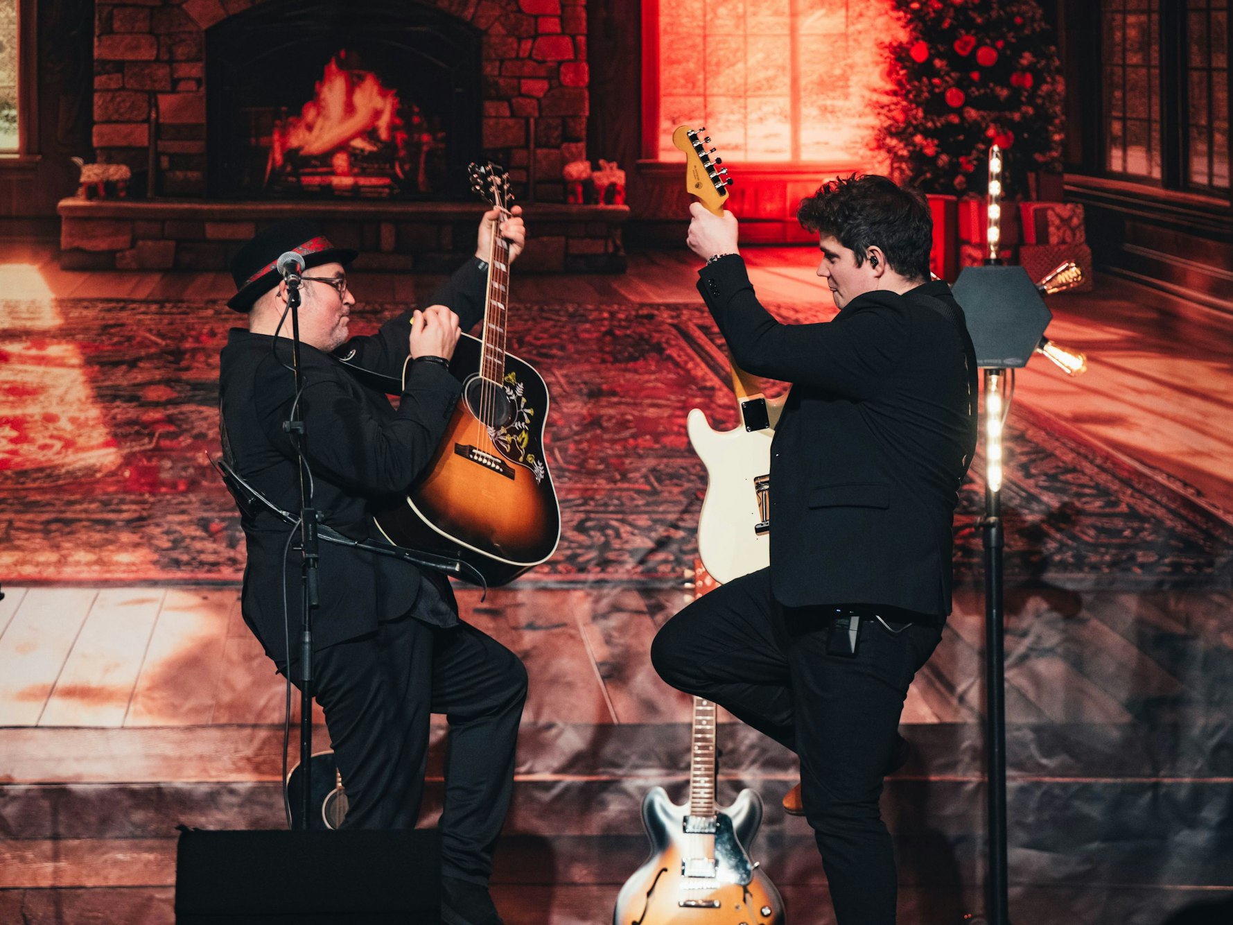 Björn Heuser zusammen mit Dennis Kleimann auf der Bühne.