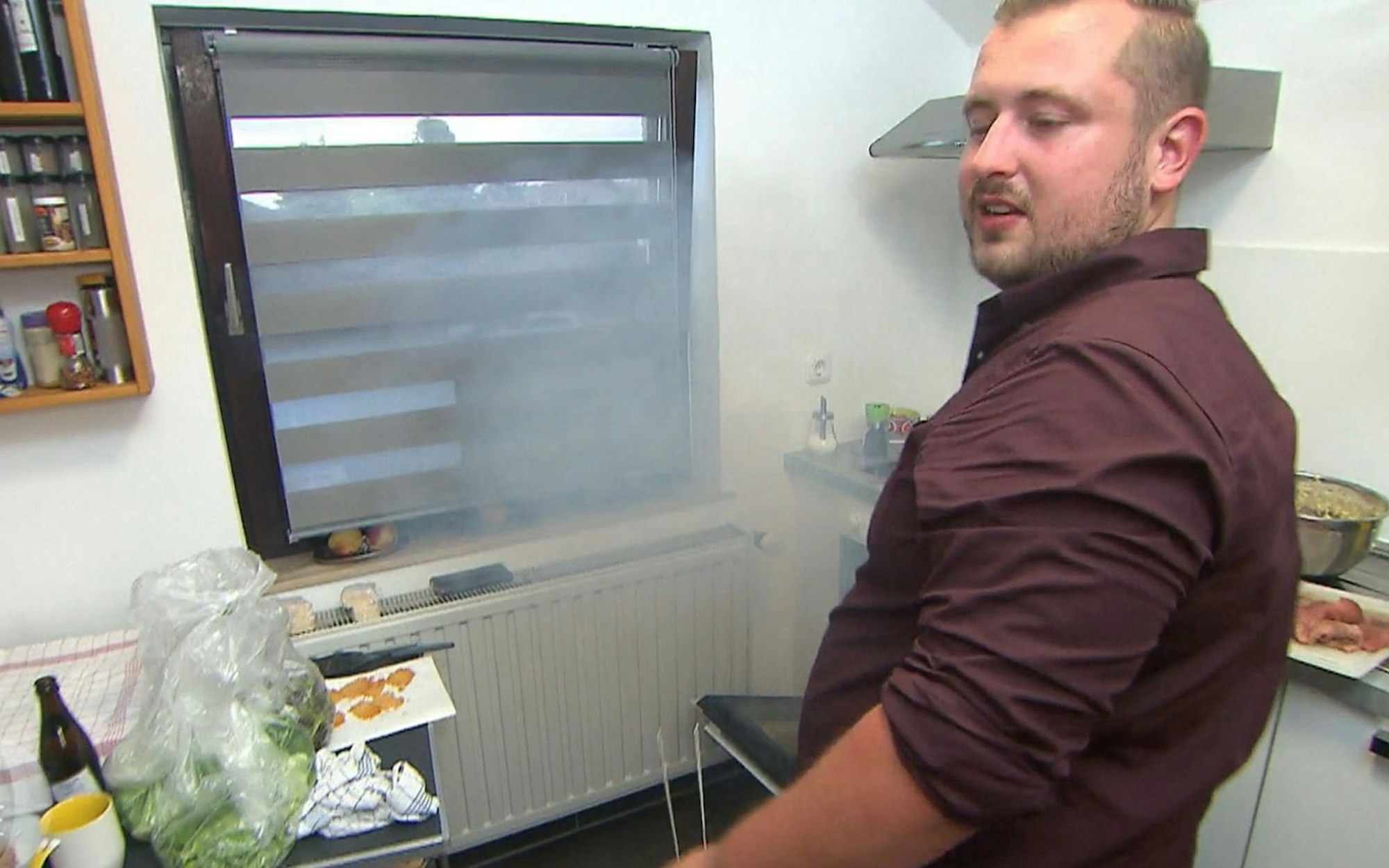 „Das ist nur das Blech mit der Butter“: Bei Feuerwehrmann Florian raucht's gewaltig. (Bild: RTL)