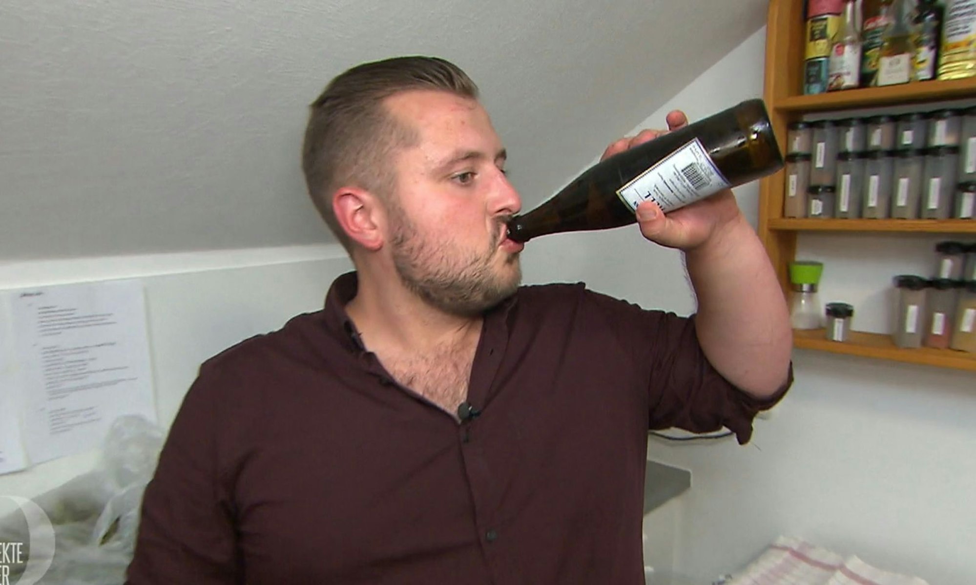 Bei so viel Vorbereitung und Brandnebel gönnt sich Florian erst mal ein kühles Bier. (Bild: RTL)
