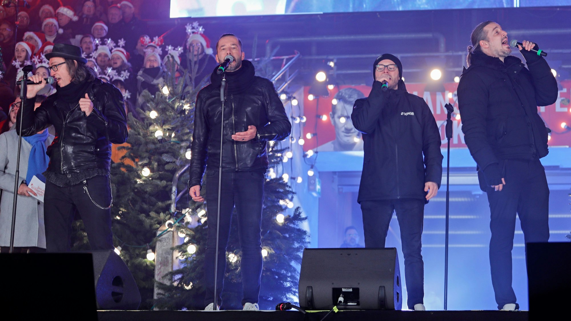 Die Räuber beim Auftritt im Rhein-Energie-Stadion.