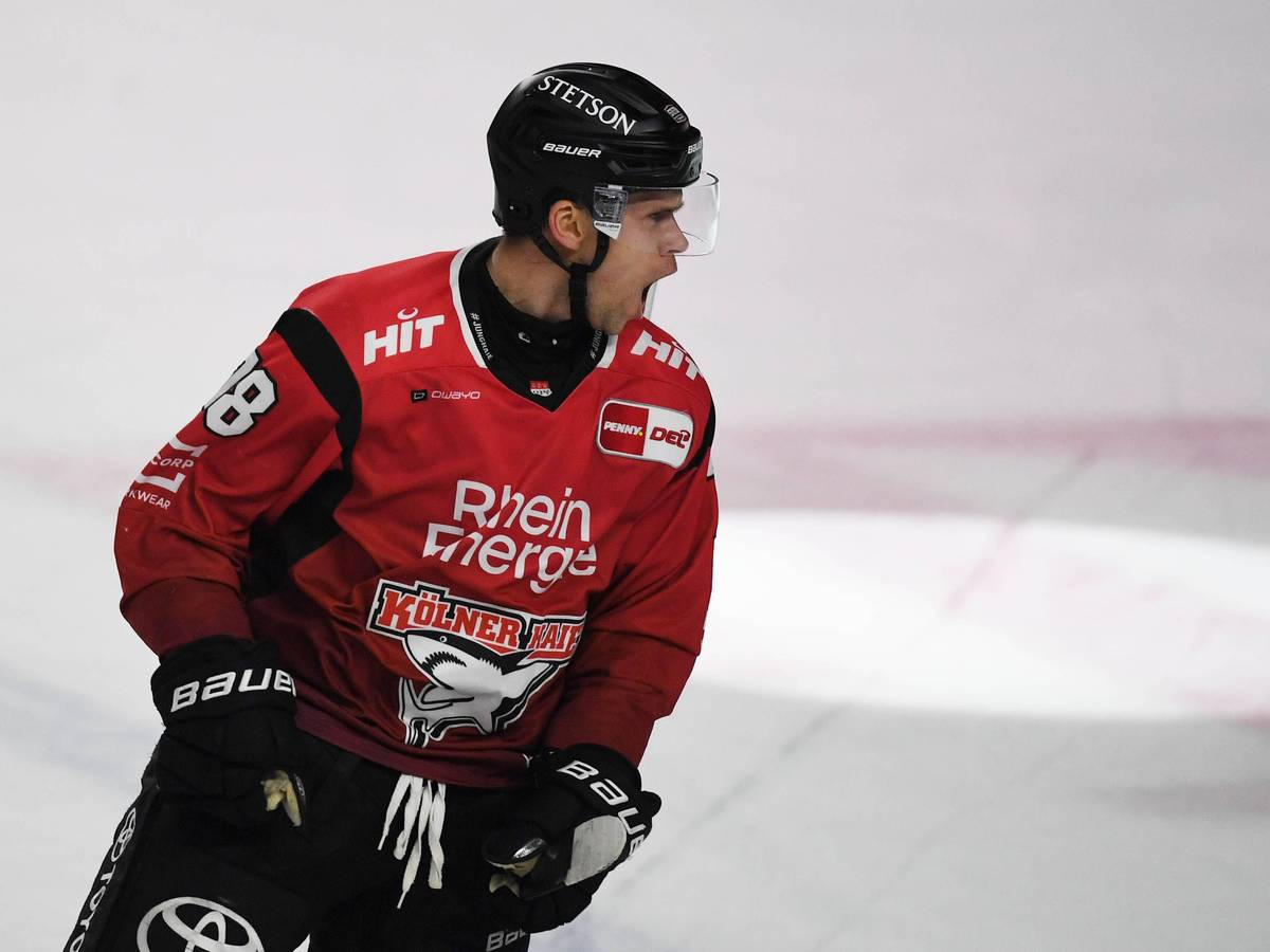 Haie-Profi Dominik Bokk bejubelt seinen Treffer zum 2:0 gegen Wolfsburg.