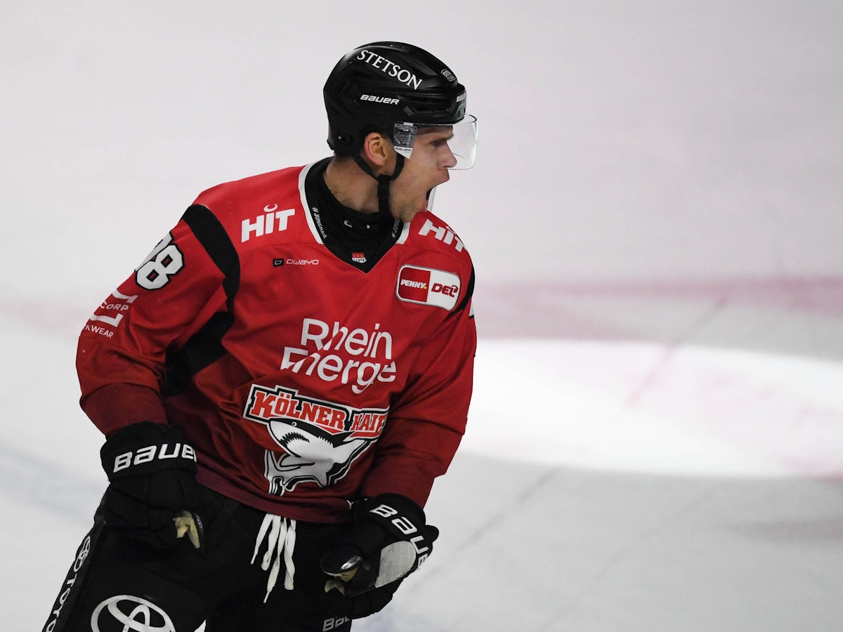 Haie-Profi Dominik Bokk bejubelt seinen Treffer zum 2:0 gegen Wolfsburg.