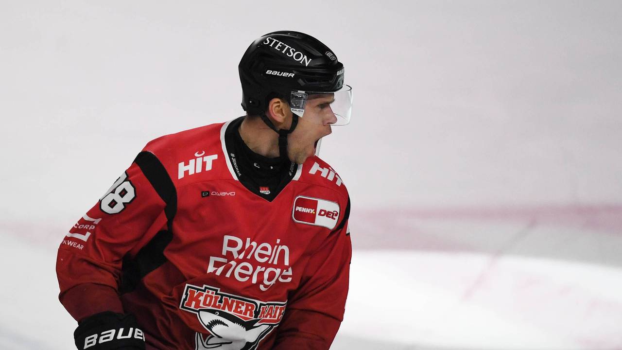 Haie-Profi Dominik Bokk bejubelt seinen Treffer zum 2:0 gegen Wolfsburg.