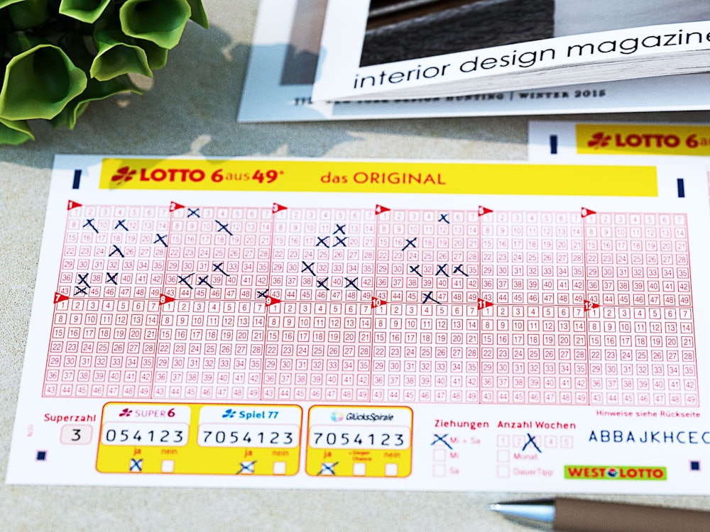 Ein LOTTO 6aus49 Los liegt auf einem Tisch