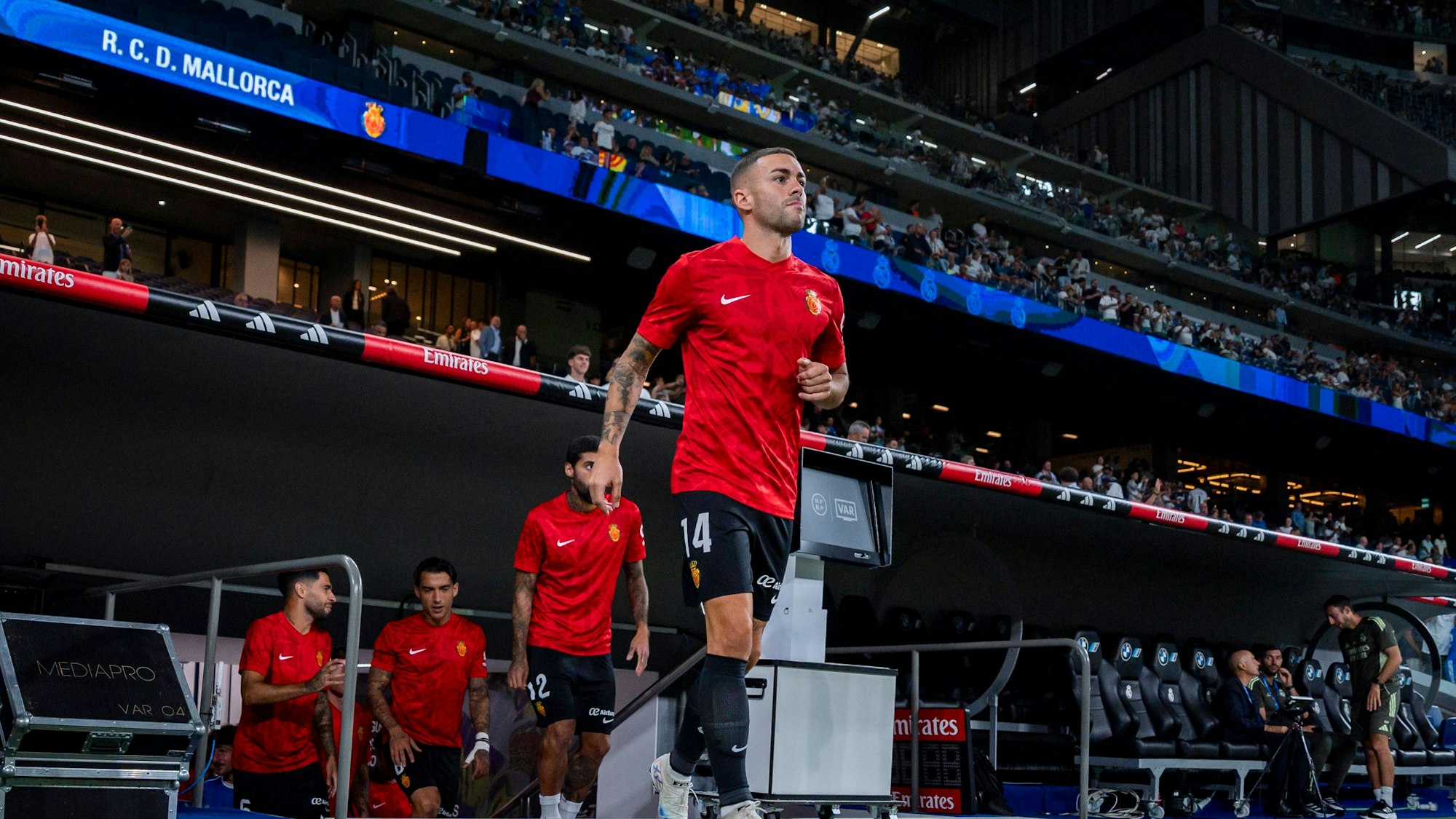 Fußballspieler Dani Rodriguez & Samu Costa betreten das Feld