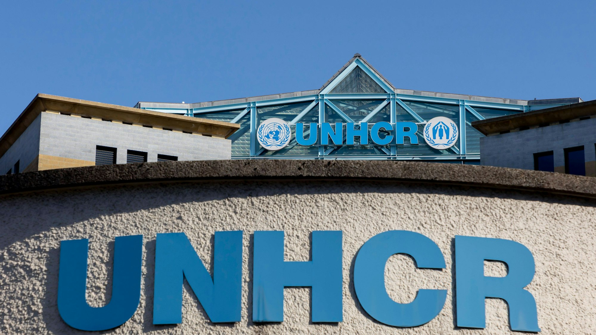 Gebäude mit blauen Buchstaben unter klarem Himmel