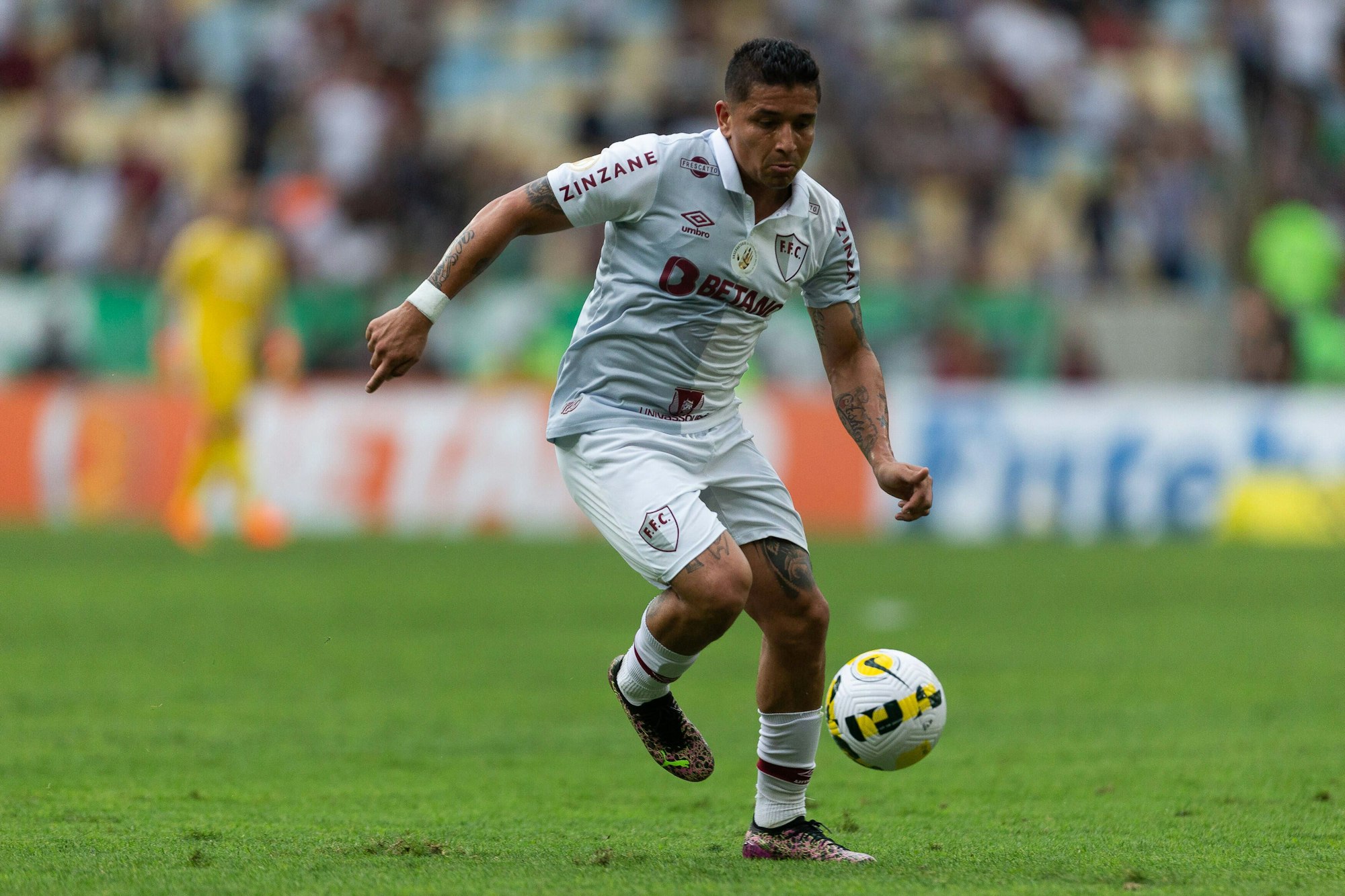 Mario Pineida am Ball.