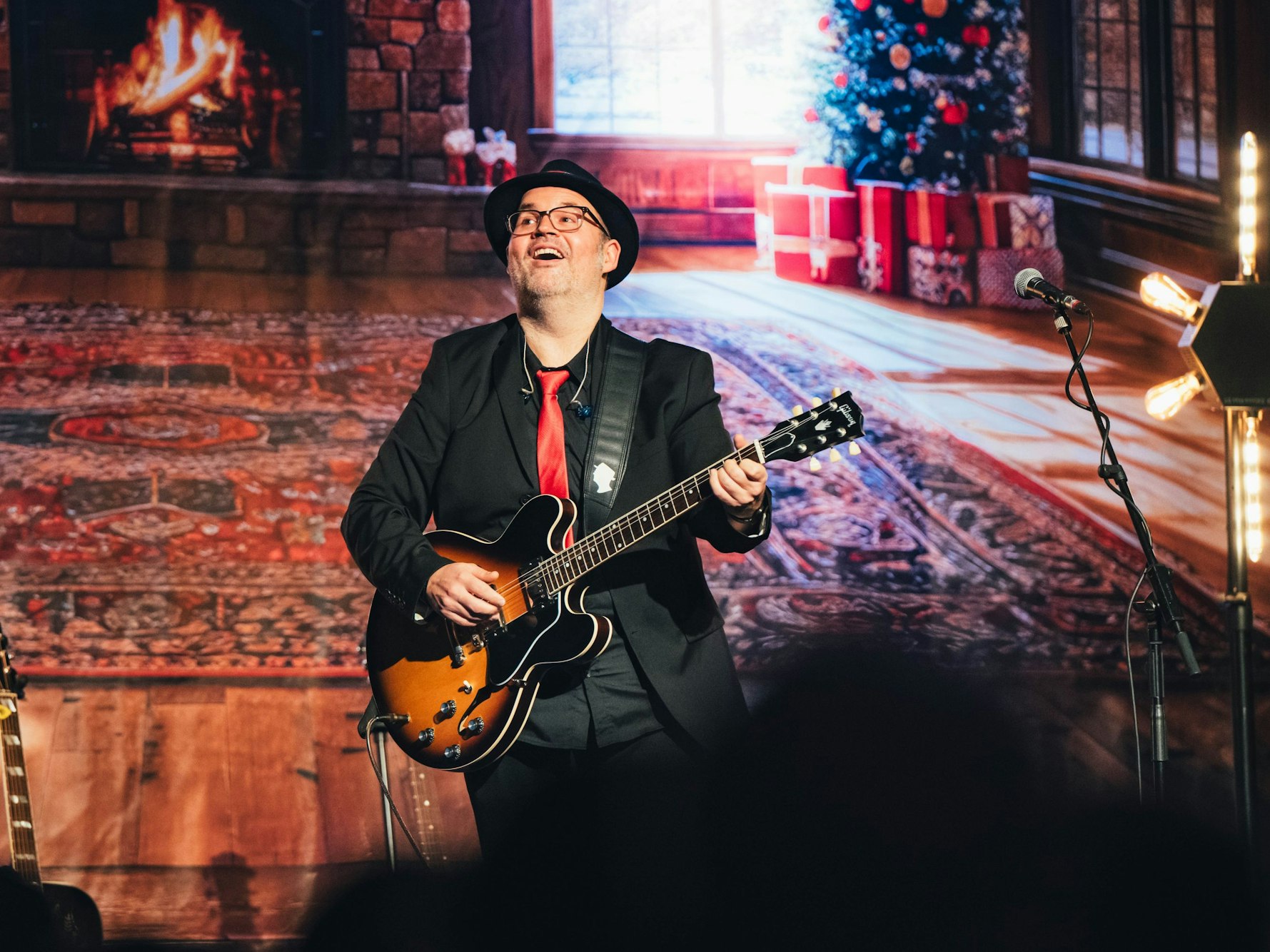 Björn Heuser bei seinem Auftritt auf der Bühne.