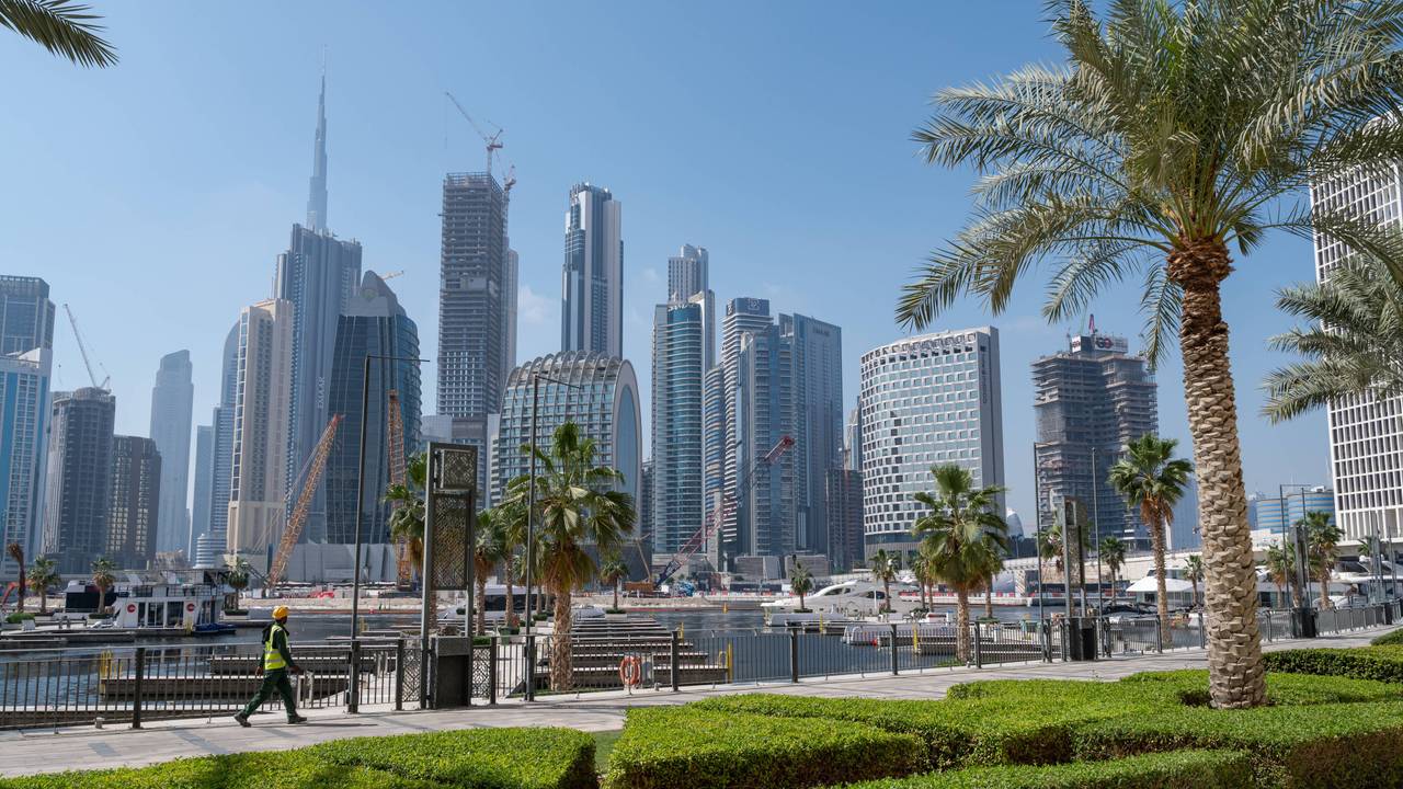 Blick auf die Skyline von Dubai bei Sonnenschein.