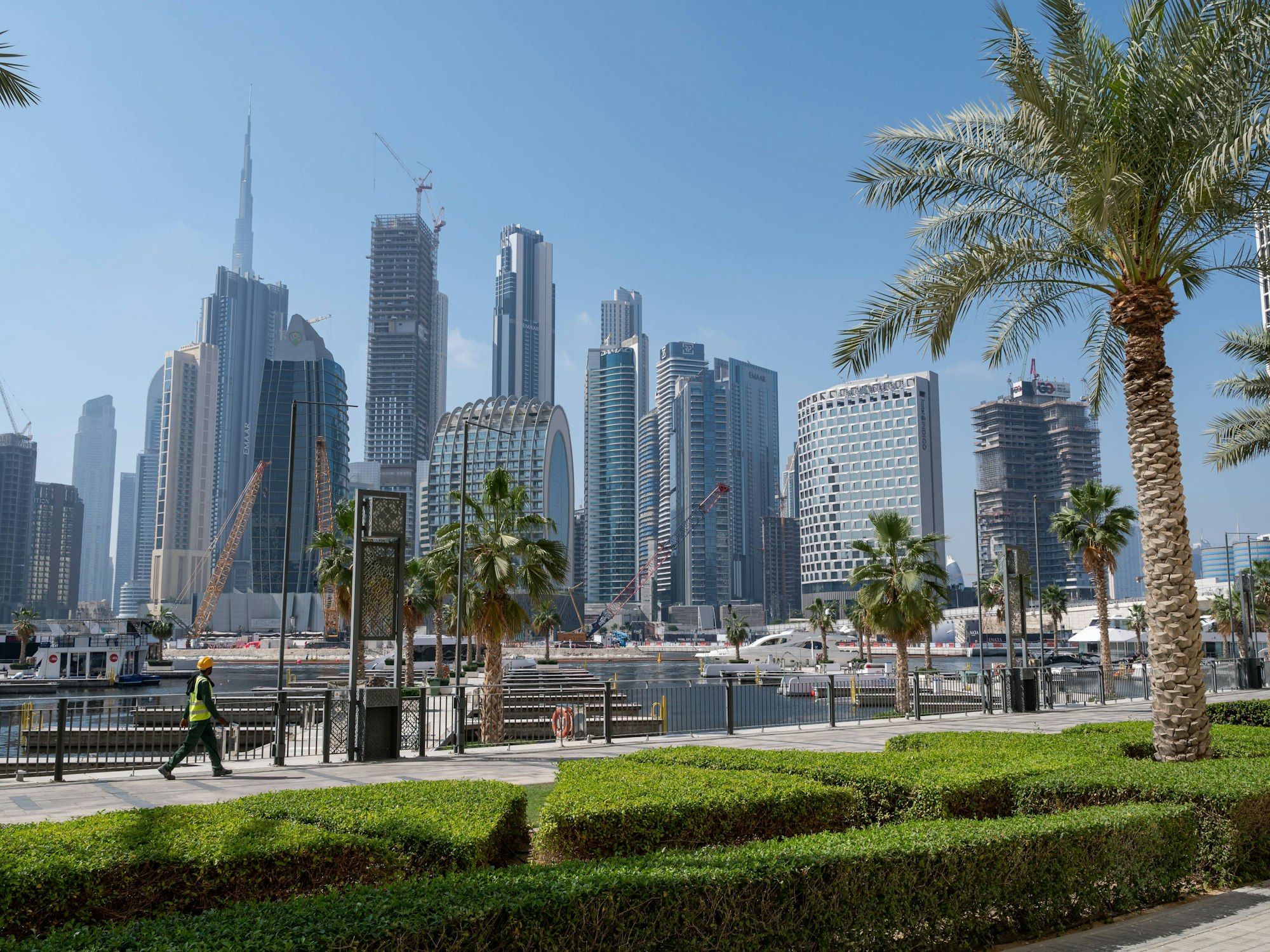 Blick auf die Skyline von Dubai bei Sonnenschein.
