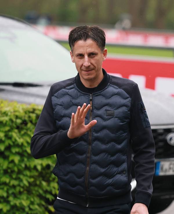 Christian Keller grüßt jemanden.