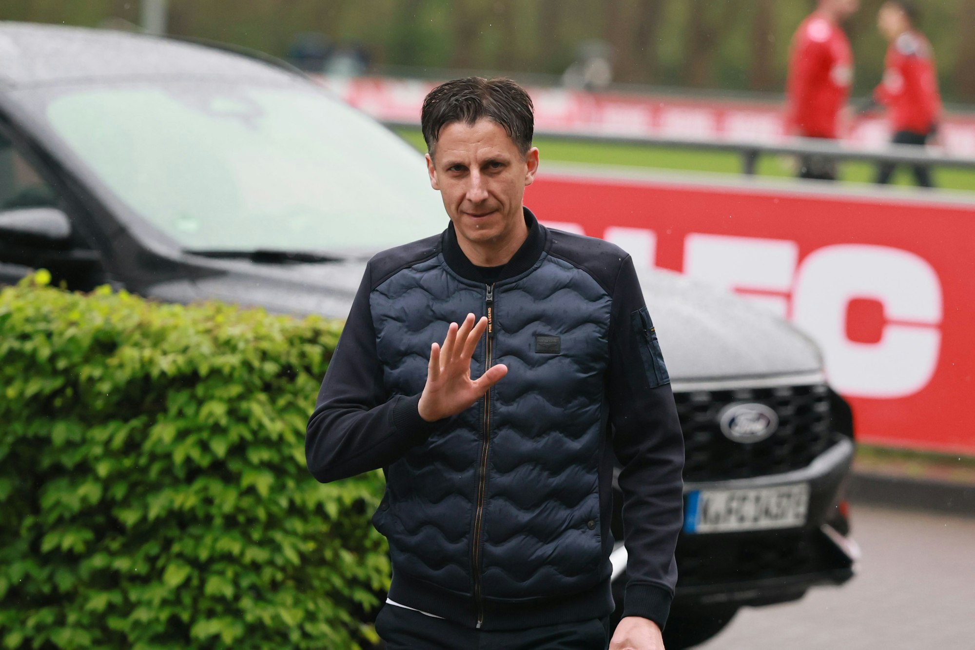 Christian Keller grüßt jemanden.