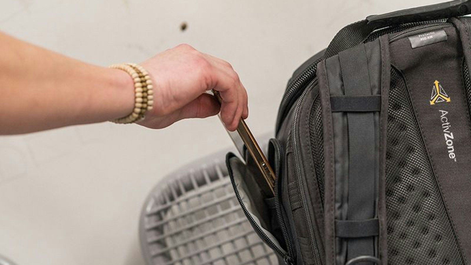 Bundespolizei warnt vor Taschendieben zur Weihnachtszeit.