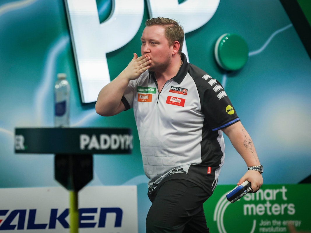 Martin Schindler verteilt nach seinem Sieg Handküsschen Richtung Publikum.