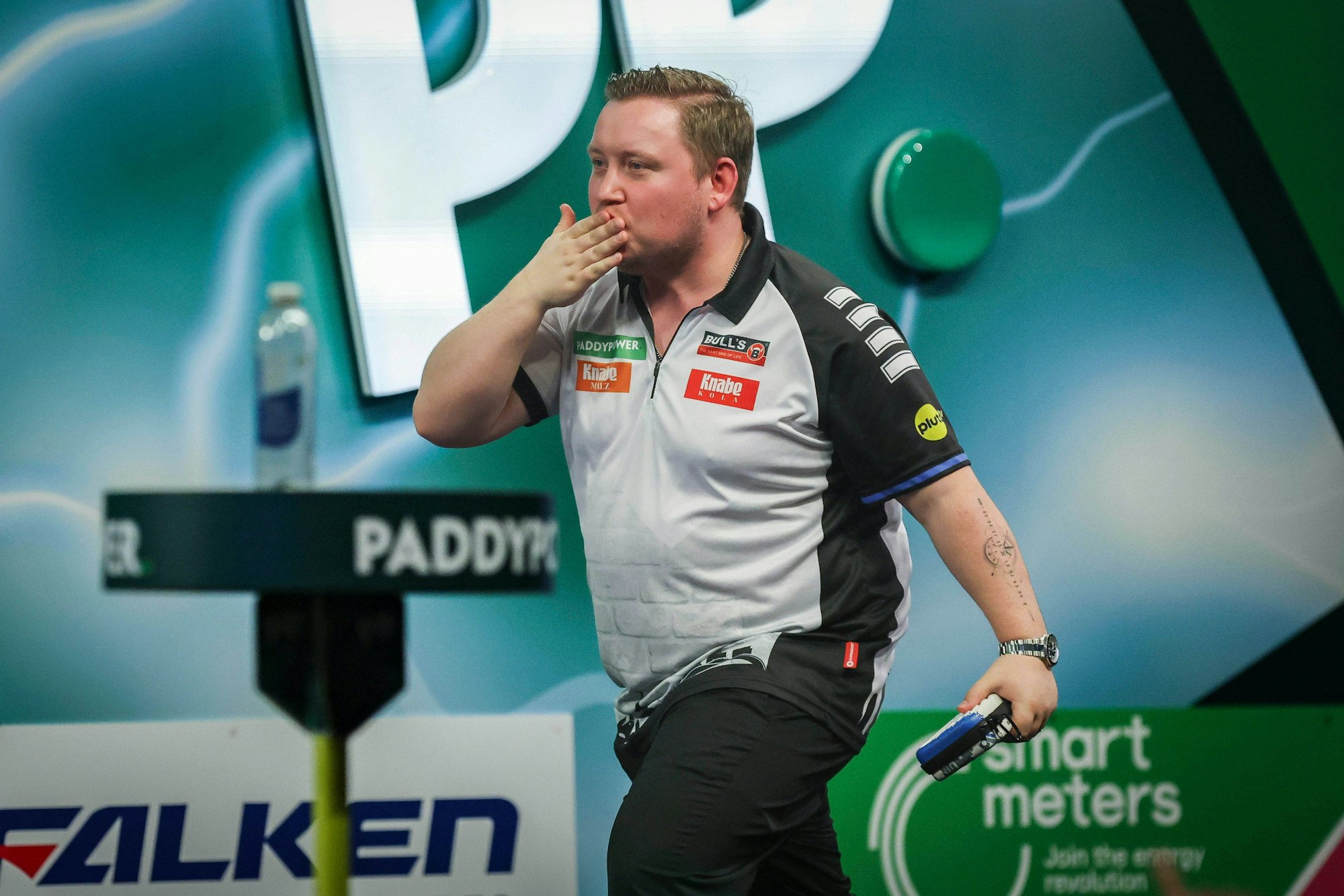 Martin Schindler verteilt nach seinem Sieg Handküsschen Richtung Publikum.