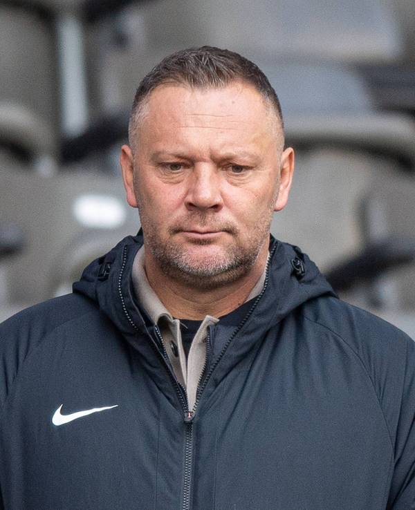 Pal Dardai blickt nachdenklich auf den Boden.