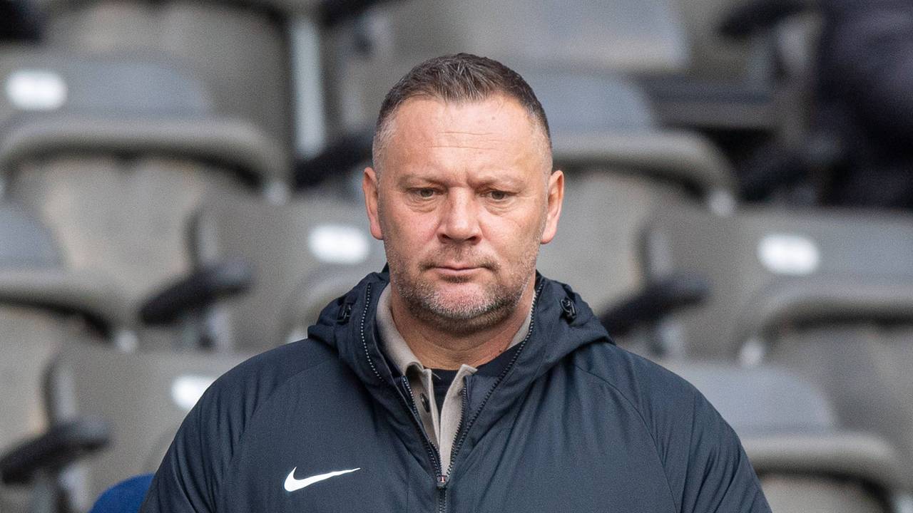 Pal Dardai blickt nachdenklich auf den Boden.