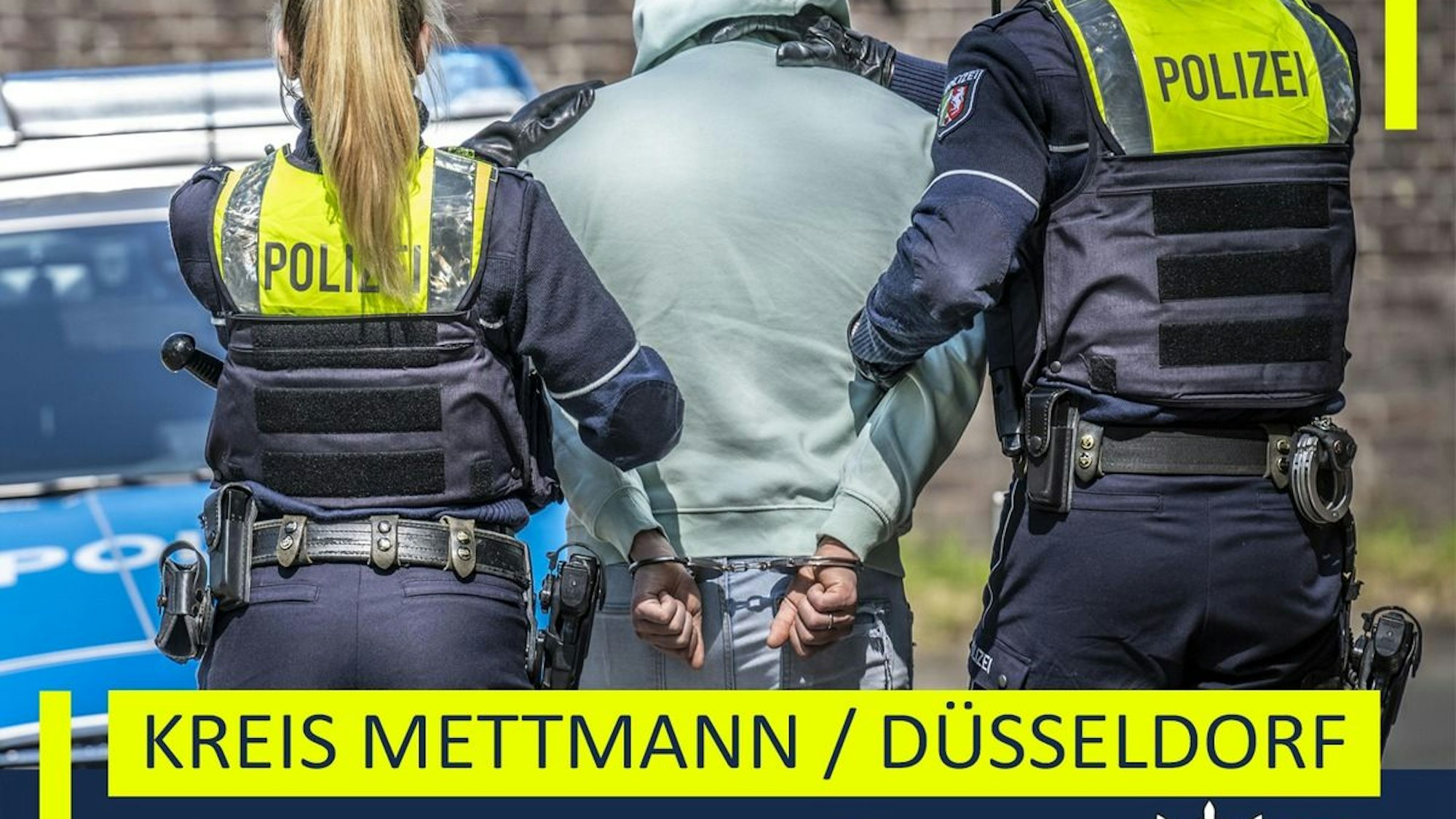 Nahaufnahme von Handschellen, die auf einem Holztisch liegen.