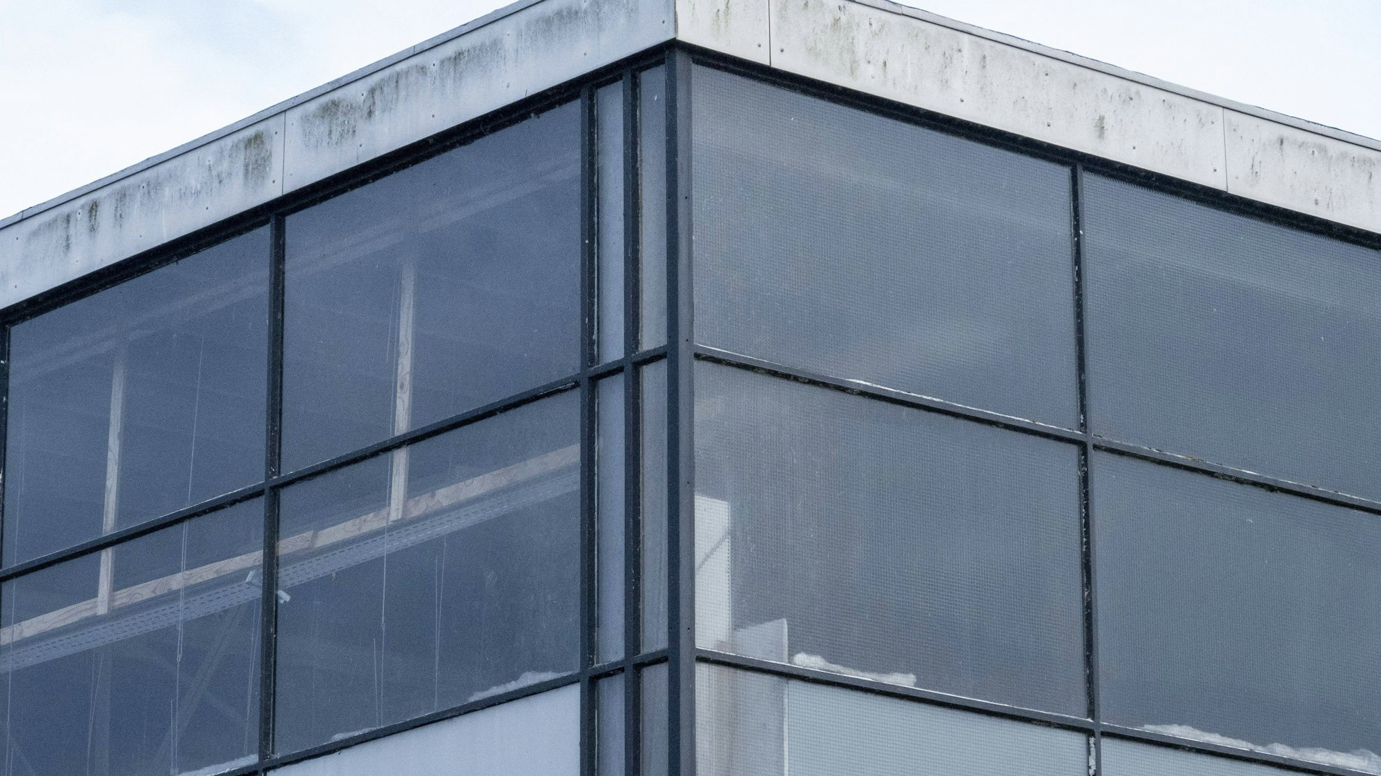 UlrichxRosenschild: Modernistische Glas- und Betonfassade mit Verwitterungsspuren