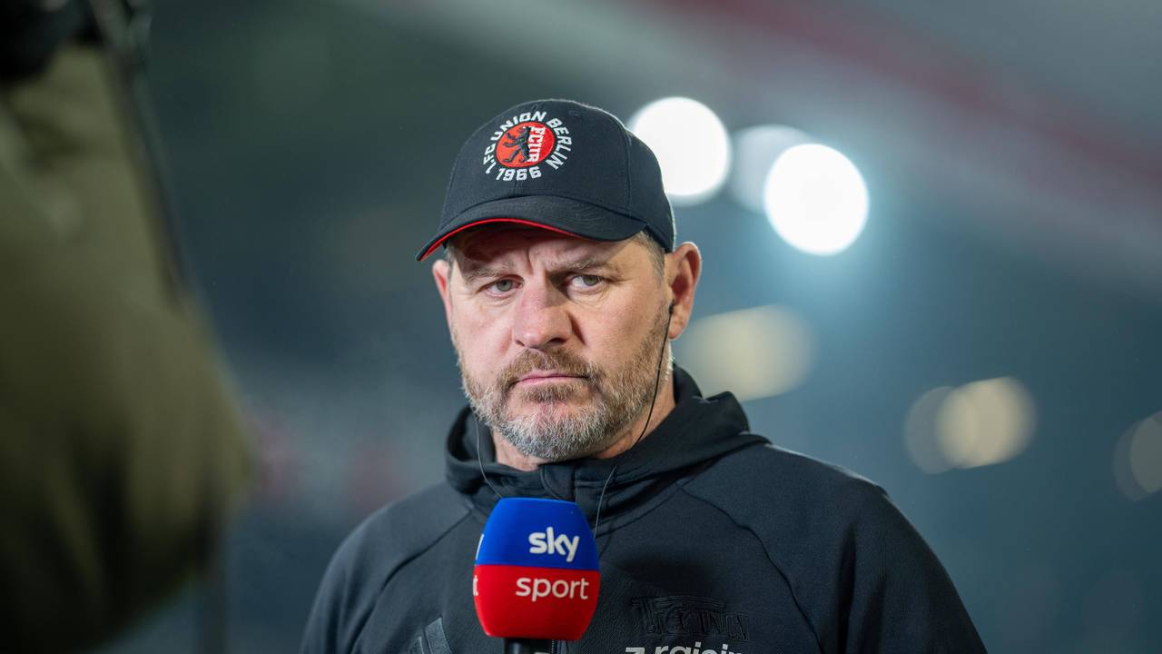 Steffen Baumgart spricht vor einem Spiel von Union Berlin im TV-Interview.