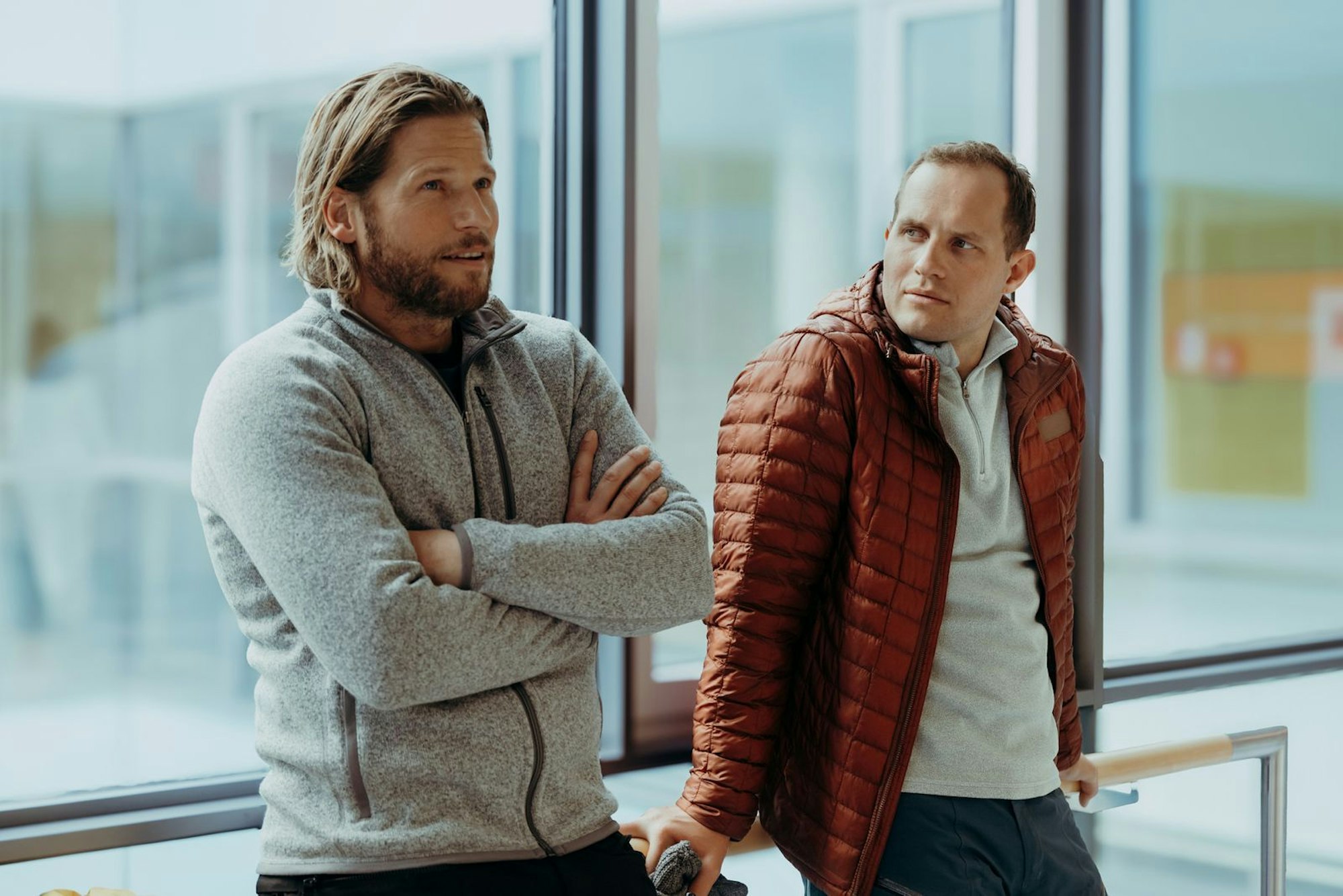 Gelingt den beiden Halbbrüdern Markus Kofler (Sebastian Kofler) und Jan Fugain (Arne Löber) im Staffelfinale von „Die Bergretter“ rechtzeitig vor dem Weihnachtsfest die Versöhnung? (Bild: ZDF/Sabine Finger Fotografie)