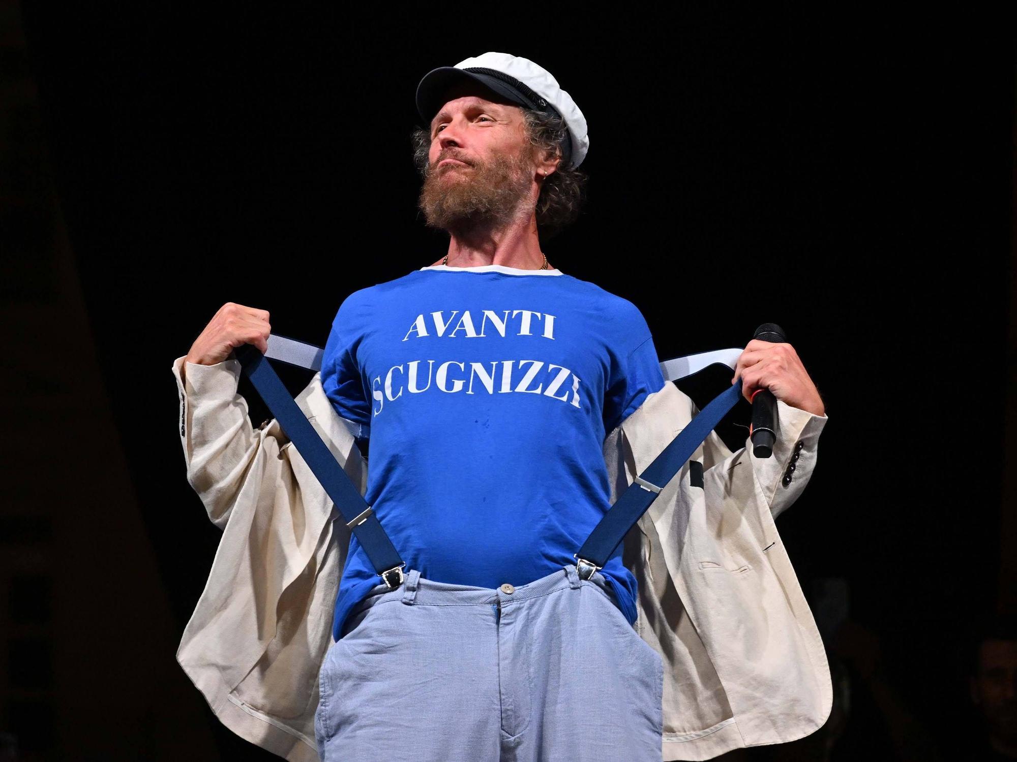 Der Sänger Jovanotti steht auf der Bühne.