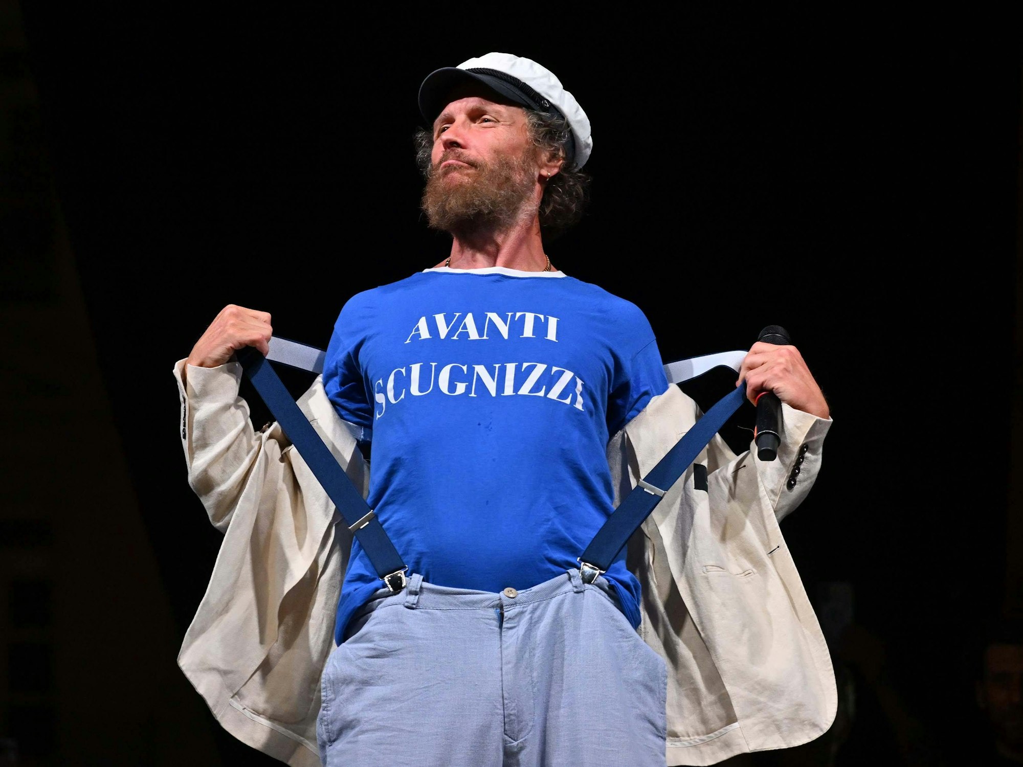 Der Sänger Jovanotti steht auf der Bühne.