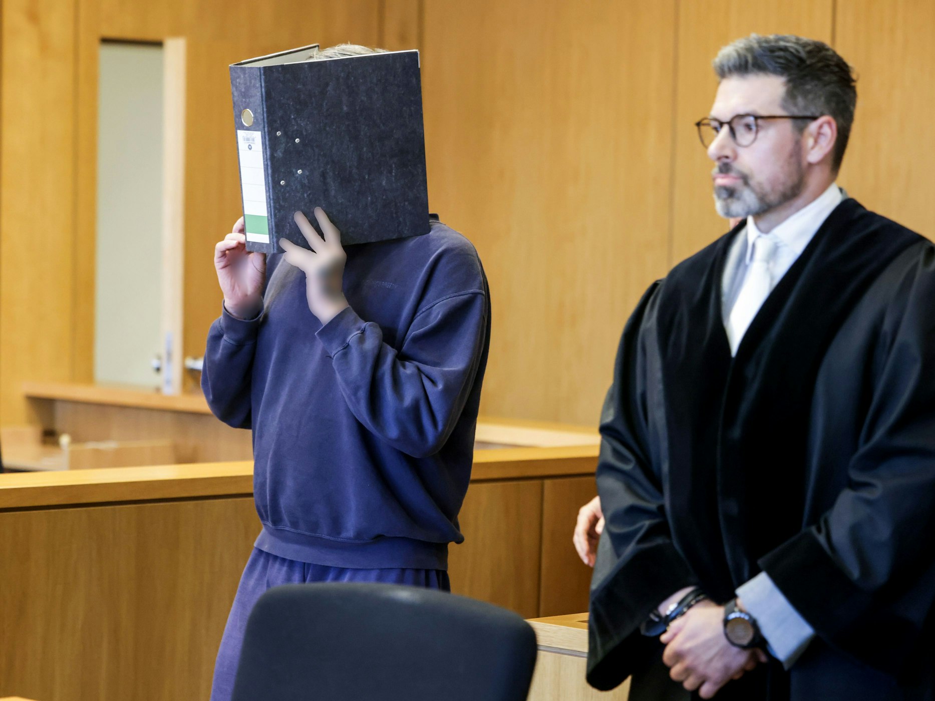 Krankenpfleger Ulrich S. (verdeckt sein Gesicht) im Aachener Gerichtssaal. Er wurde bereits wegen zehnfachen Mordes zu lebenslanger Haft verurteilt.